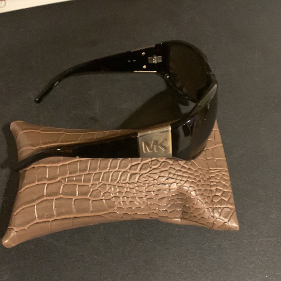 Michael Kors - Picture 2 of 2